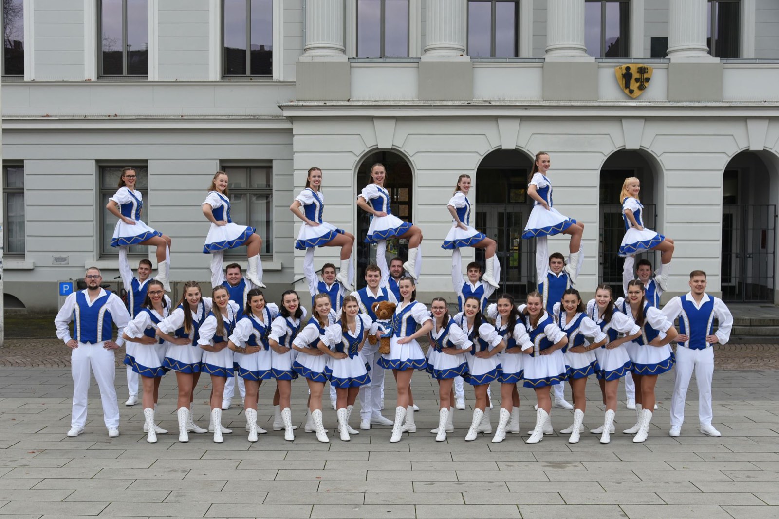 Gruppenbild des Tanzcorps Krieewel Blau-Wiess